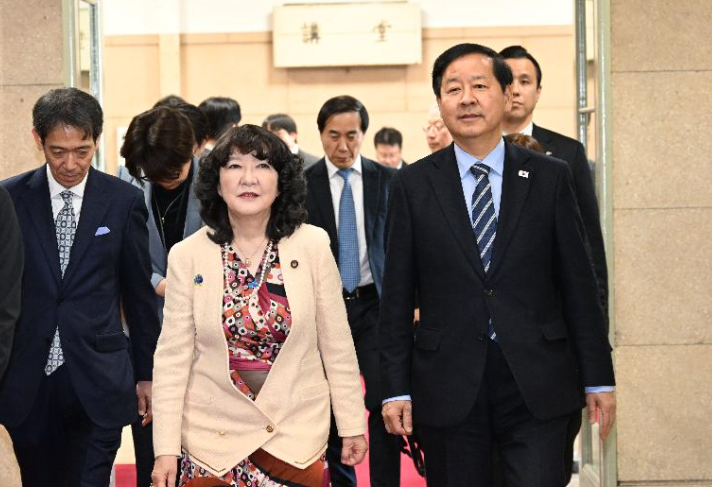 [금융] 한일 재무수장 도쿄서 밀착… “환율 급등 좌시 않겠다” 공동 구두개입